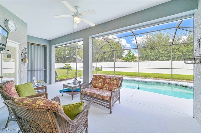 sunroom / solarium featuring a swimming pool and ceiling fan