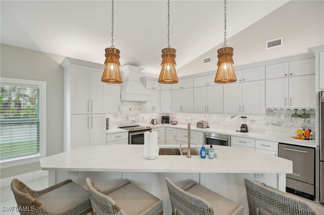 kitchen featuring lofted ceiling, a kitchen breakfast bar, custom range hood, pendant lighting, and electric stove