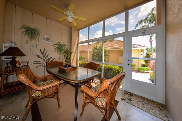 sunroom with ceiling fan