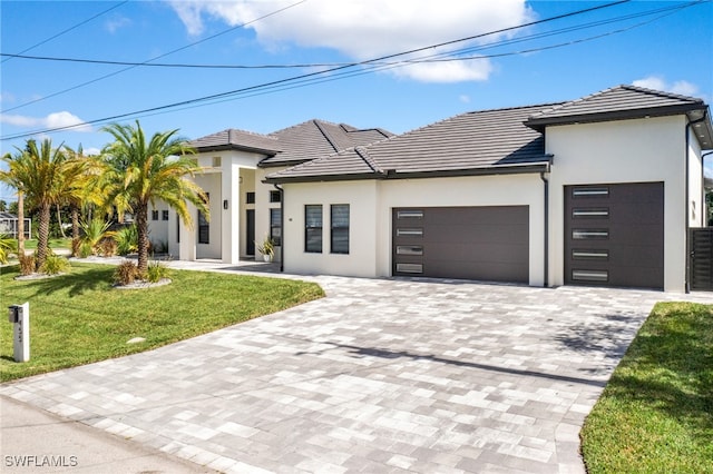 view of front of home featuring a front yard and a garage