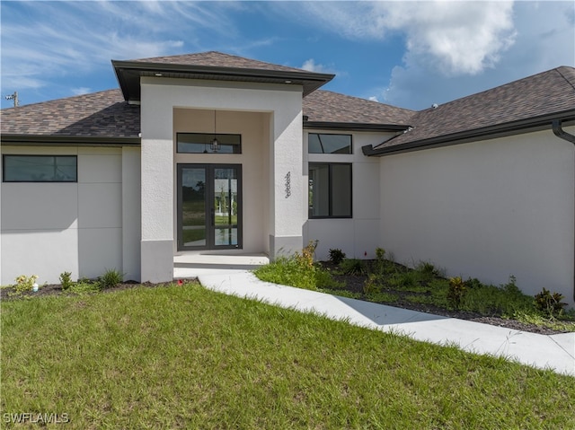 property entrance featuring a yard