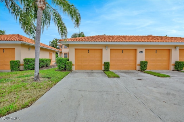 view of front facade with a front yard