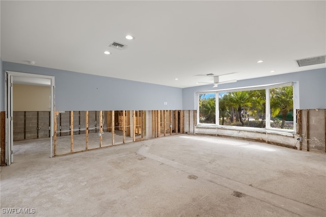 empty room with ceiling fan