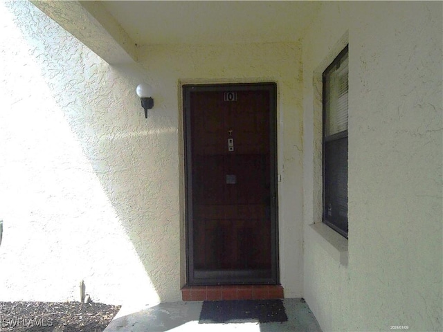 view of exterior entry with stucco siding