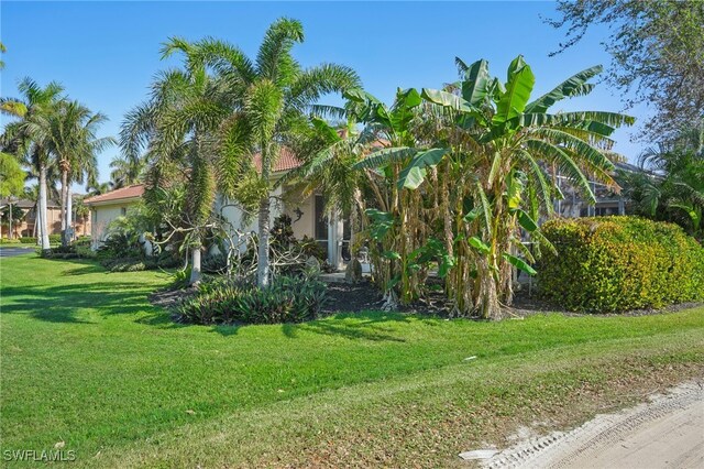 view of front of home featuring a front lawn