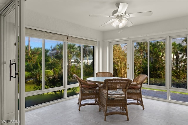 sunroom / solarium featuring a healthy amount of sunlight and ceiling fan