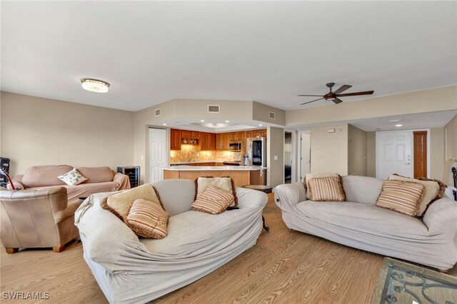 living room featuring light wood finished floors, recessed lighting, visible vents, and a ceiling fan