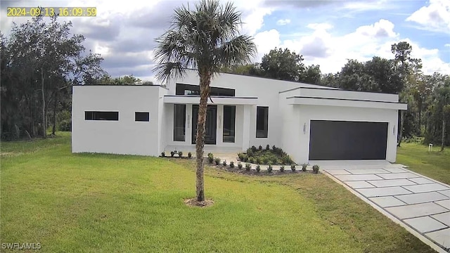 view of front of home featuring a front yard and a garage