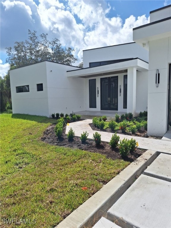 view of front of house featuring a front yard