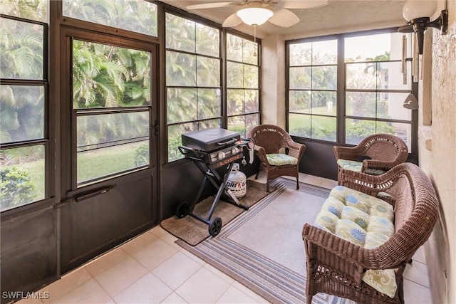 sunroom with ceiling fan