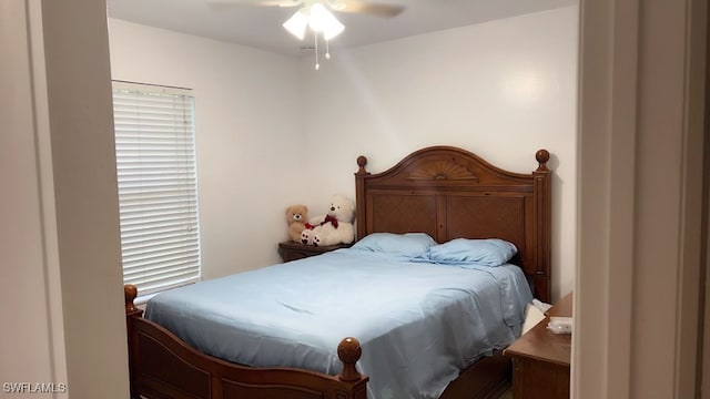 bedroom with ceiling fan