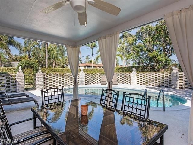 sunroom / solarium with ceiling fan