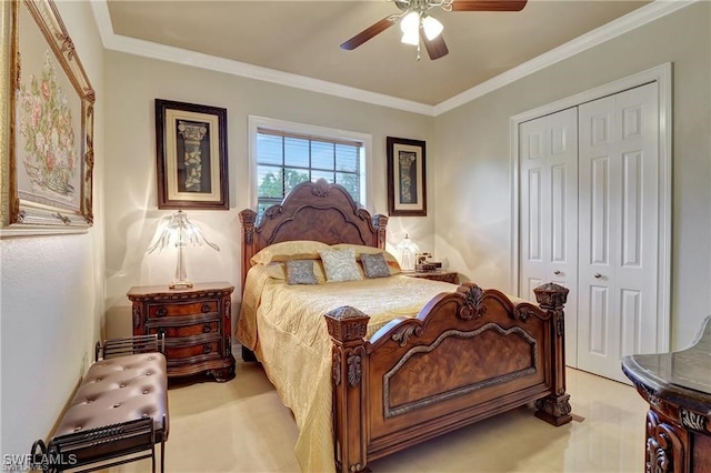 bedroom featuring crown molding, ceiling fan, and a closet