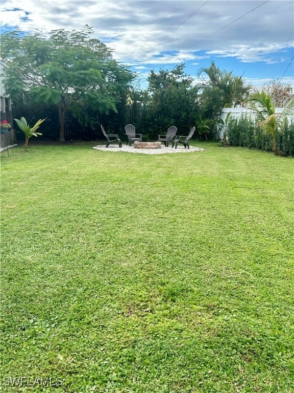 view of yard featuring a fire pit