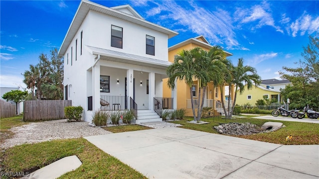 view of front of property featuring a front lawn and covered porch