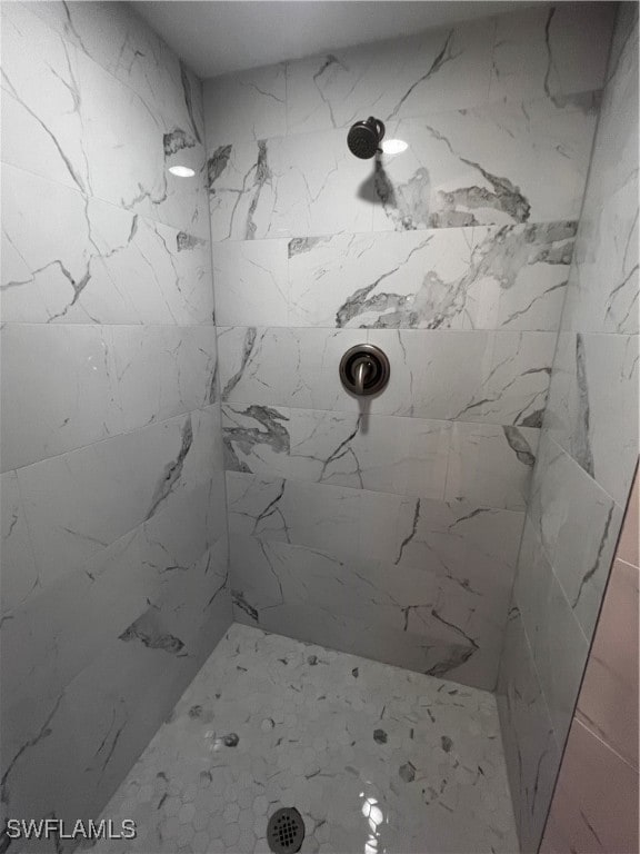 bathroom featuring a tile shower