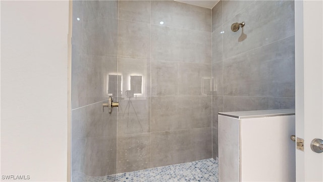 bathroom featuring a tile shower