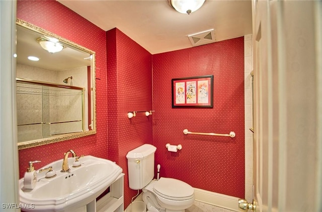 4031 Gulf Shore Blvd N Unit 8E, Naples, FL 34103 - bathroom featuring visible vents, a shower, a sink, toilet, and wallpapered walls