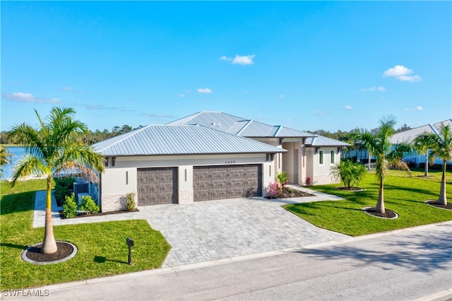 view of front of property featuring a front yard and a garage