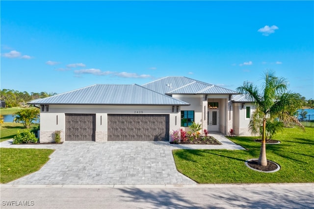 view of front facade featuring a front yard and a garage