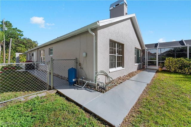 view of side of property featuring a lawn