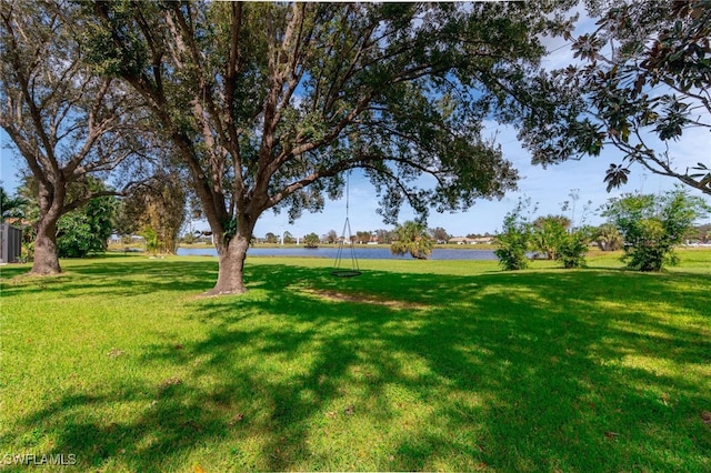 view of yard featuring a water view