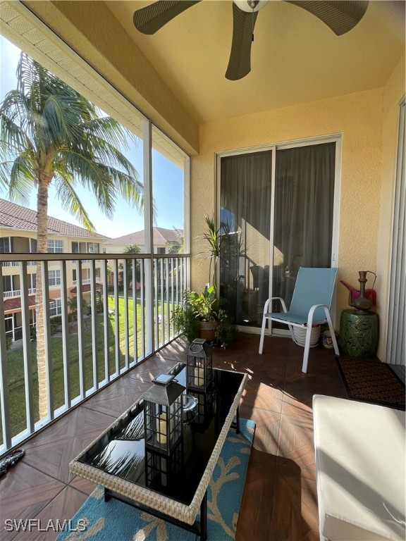 sunroom with ceiling fan