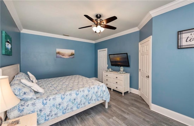 bedroom featuring dark hardwood / wood-style flooring, ceiling fan, and crown molding