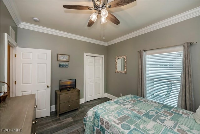 bedroom featuring ceiling fan, dark hardwood / wood-style floors, crown molding, and a closet