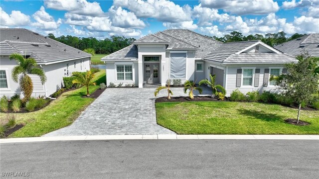 view of front of property featuring a front yard