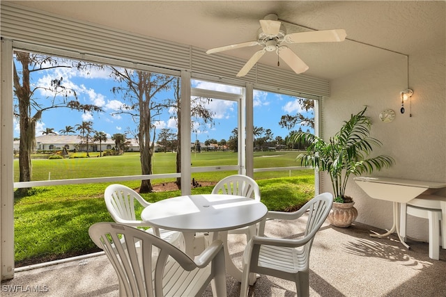 sunroom with ceiling fan