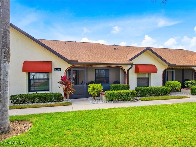 single story home featuring a front lawn