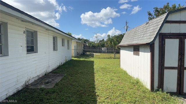 view of yard featuring a storage shed