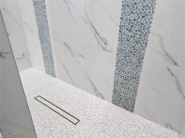 room details featuring tiled shower