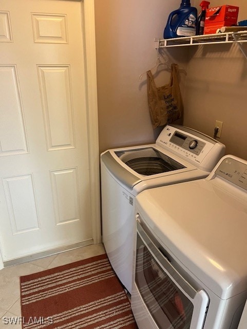 laundry room featuring light tile patterned flooring and independent washer and dryer