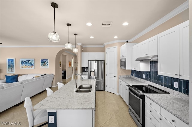 kitchen featuring sink, stainless steel appliances, an island with sink, pendant lighting, and white cabinets