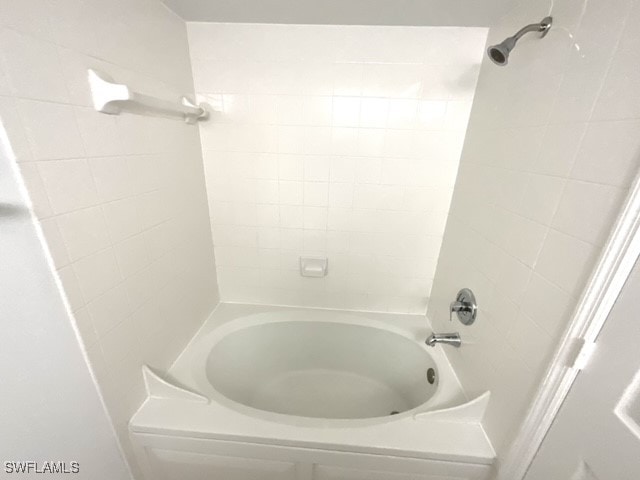 bathroom with tiled shower / bath combo