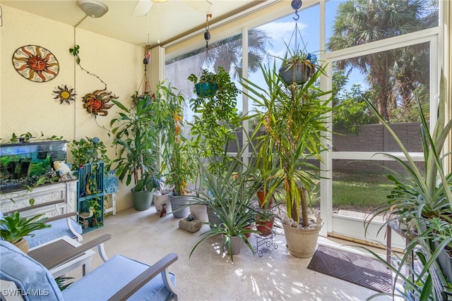 sunroom with ceiling fan