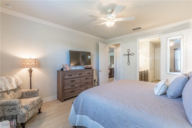 bedroom featuring crown molding, ensuite bathroom, light hardwood / wood-style floors, and ceiling fan