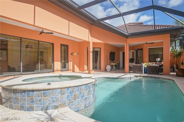 view of pool featuring a patio area, a lanai, an in ground hot tub, and ceiling fan