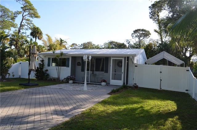 view of front facade featuring a front yard