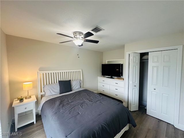 bedroom featuring dark hardwood / wood-style flooring, ceiling fan, and a closet