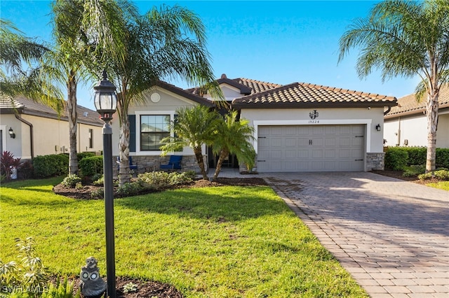 view of front of home featuring a garage and a front yard