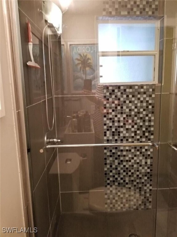 bathroom featuring a tile shower