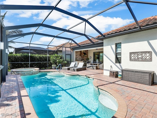 view of swimming pool featuring an in ground hot tub, outdoor lounge area, a lanai, a patio area, and ceiling fan