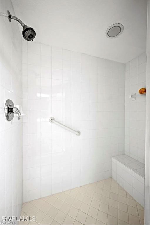 bathroom featuring a tile shower