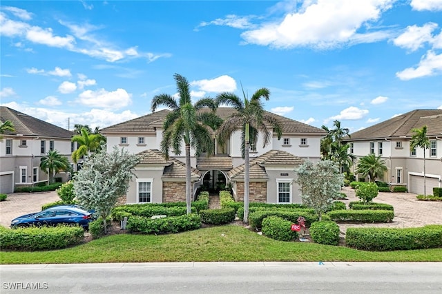 view of front of home featuring a front yard