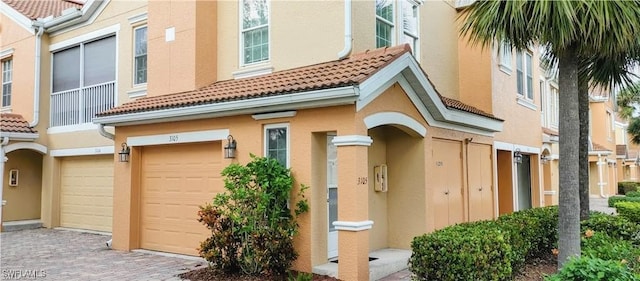 view of front facade with a garage