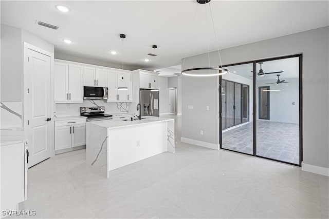 kitchen with white cabinets, hanging light fixtures, ceiling fan, a kitchen island with sink, and stainless steel appliances