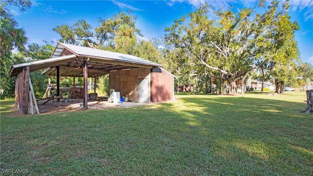 view of yard featuring a storage shed